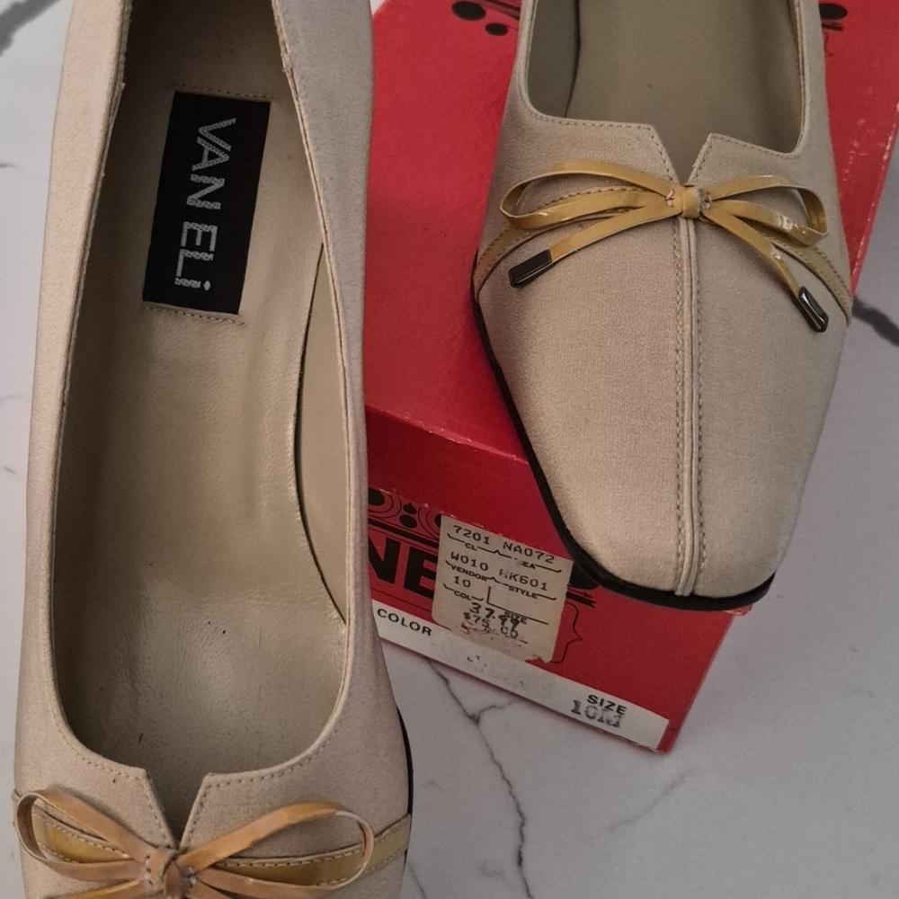 "VINTAGE" Vaneli Beige Heels with Gold Bow Accent - Picture 3 of 10
